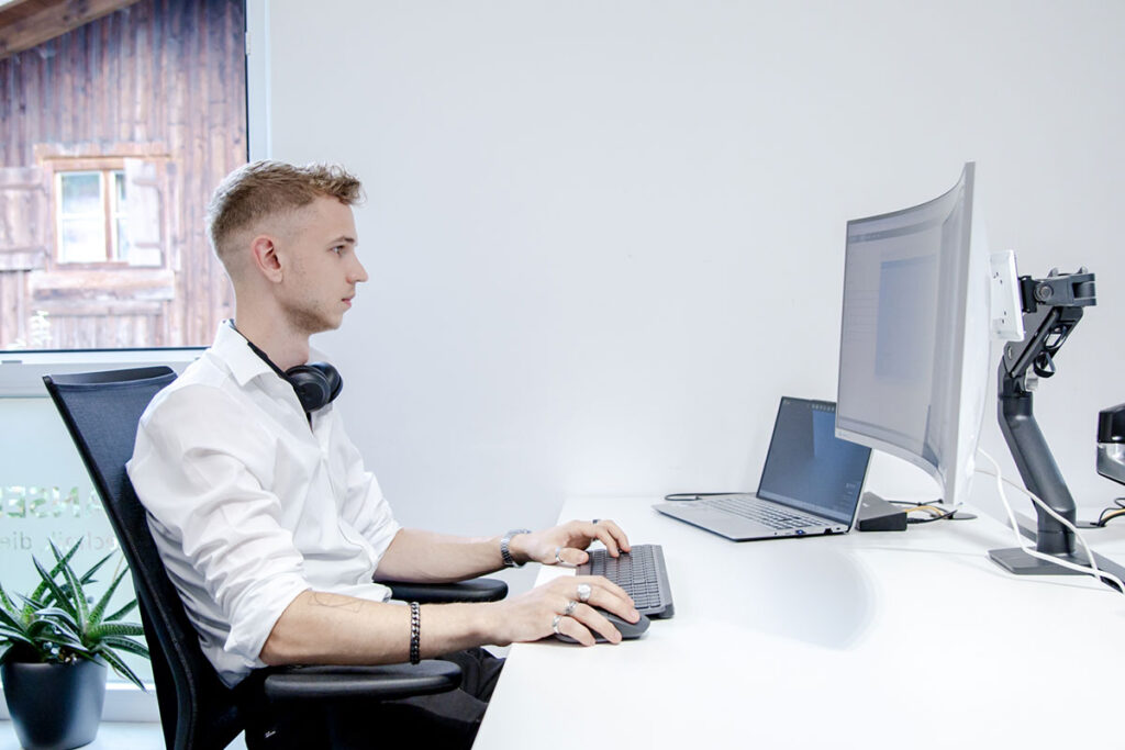 Jansen IT Mitarbeiter am Arbeitsplatz