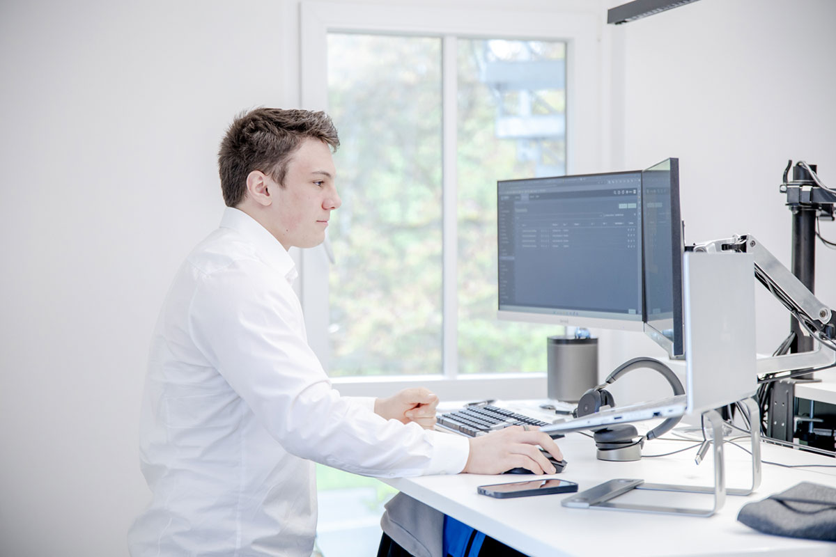 Jansen IT Mitarbeiter am Arbeitsplatz
